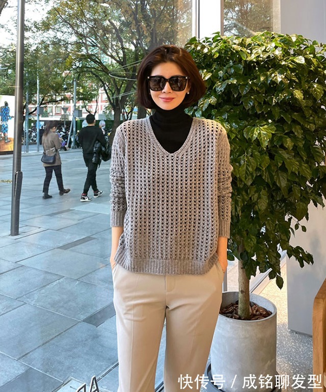这身造型 这才是50岁+阿姨最美的冬季穿搭,真实随意不装嫩,时尚又显年轻