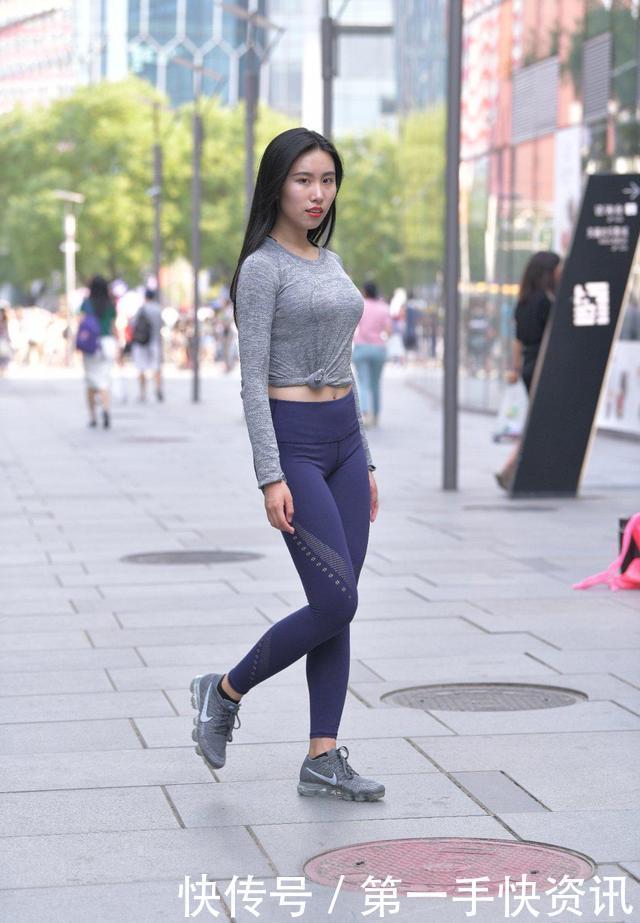 街拍一身运动装,笑容满面的美女。让人看一眼就忘不了!