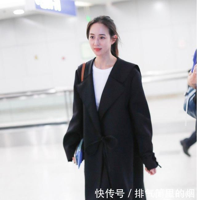 看起来更|张钧甯穿黑色大衣配马丁靴,时尚又洋气,越简单越高级