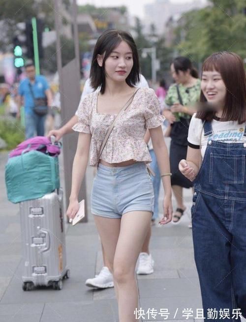 上衣|清新可爱的小姐姐,花纹图案上衣搭配浅蓝色热裤,活力满满