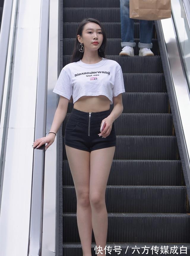 高腰短裤 白色短款短袖衫,配黑色高腰短裤,清新时尚高挑靓丽