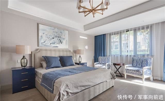 芒果|美式轻奢案例分享：客厅芒果黄色沙发、开放式厨房，全铜灯精致