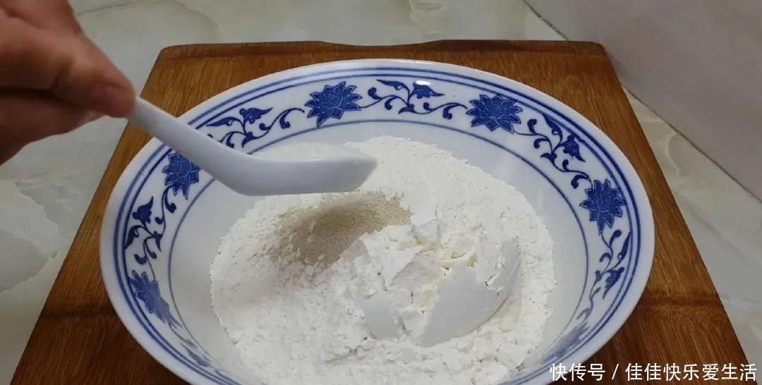 好吃|面粉别蒸馒头了，加2个鸡蛋，个个蓬松暄软，比面包简单好吃