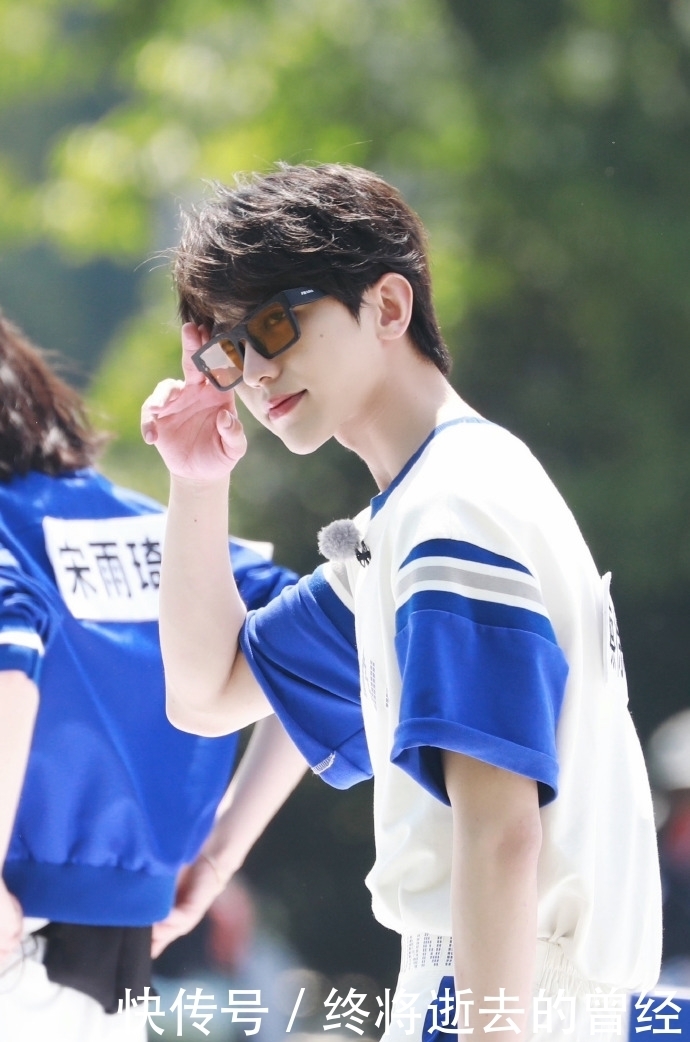 蔡徐坤今日《奔跑吧》路透来袭 运动会上的小小扛旗手甜度爆表可爱炸裂!