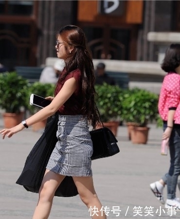 街拍:闺蜜穿高腰短裙搭配红色衫,效果真不错,简约又时尚