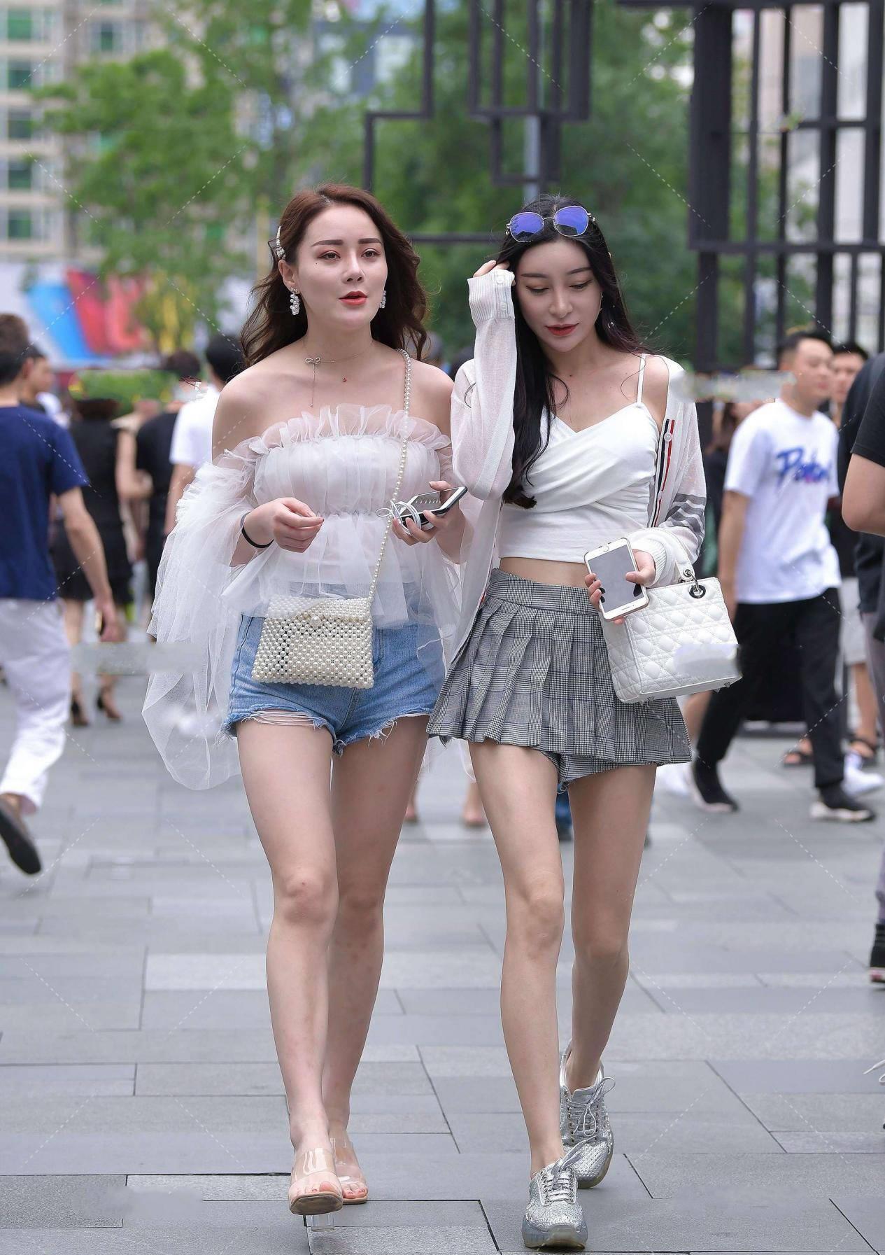 搭配|网纱上衣仙气十足,搭配牛仔短裤,清新自然