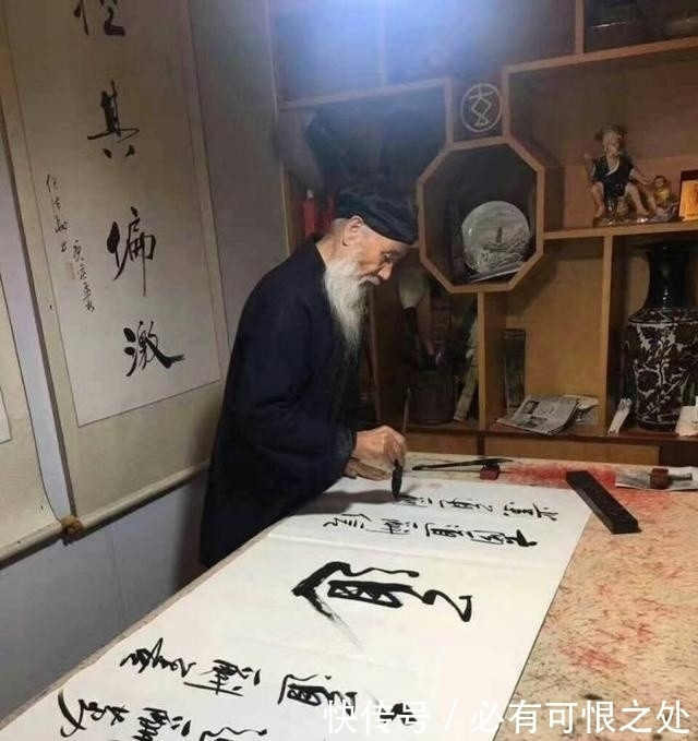任法融德高望重,现场写书法!网友:太吓人,还是修你的道教吧!