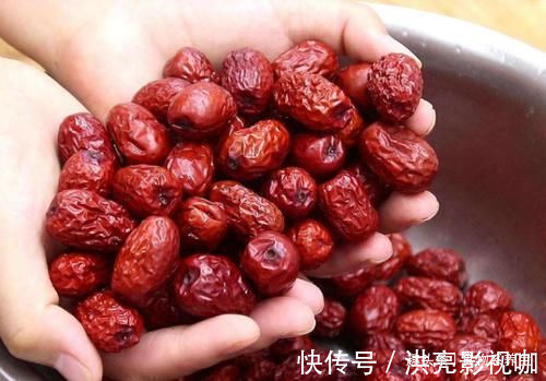 红枣别再直接吃非常脏，干货店老板教我一招，灰尘虫卵自己跑出来