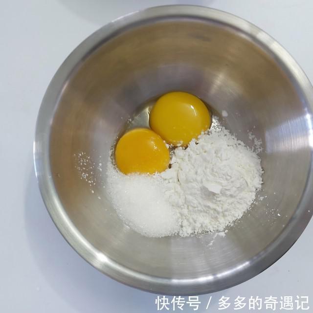 玉米淀粉|爆浆椰浆芝士奶盖蛋糕,切开一小口,竟然还是爆浆效果