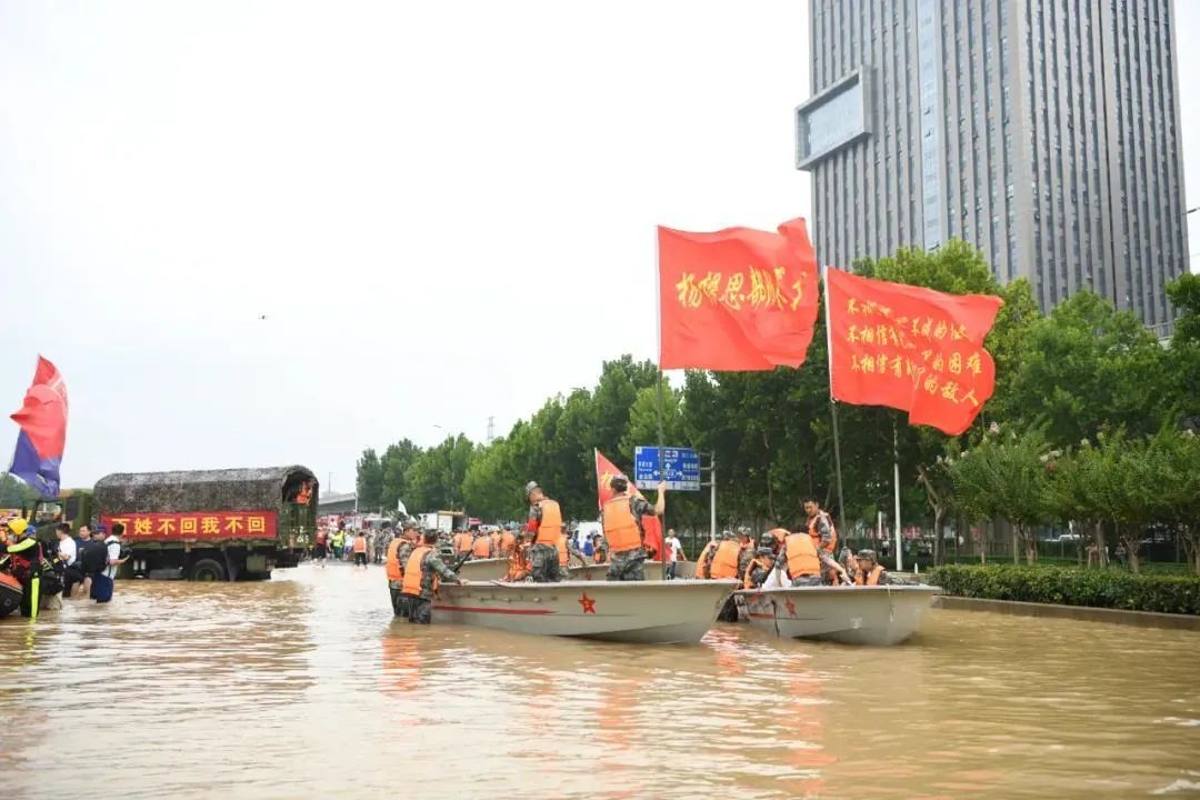 你是谁|谢谢你为河南冲锋！防汛抢险现场，小女孩向子弟兵敬礼