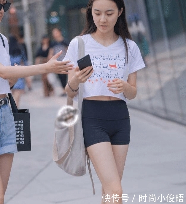 div “无痕”的瑜伽裤，搭配印花小短T，轻松营造大长腿，个性十足