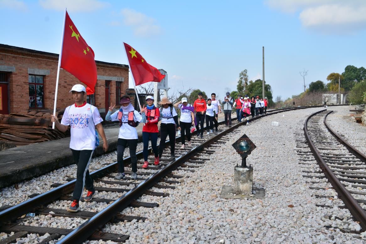 “黎明之路”寻访查尼皮徒步活动在蒙自举行“两步路”云南专区正式上线