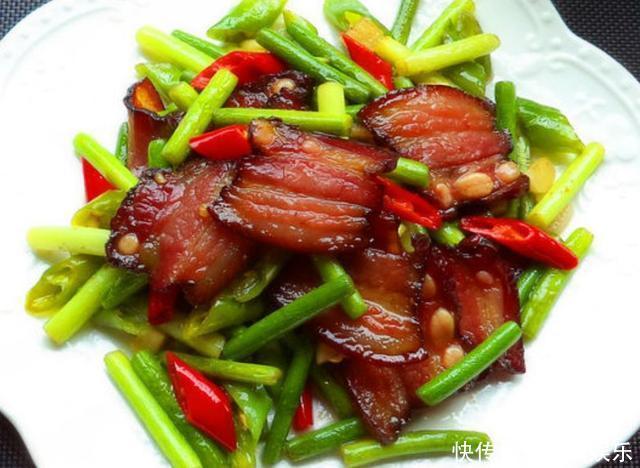 炒腊肉又硬又肥腻?炒前多加两步,鲜嫩美味口感好