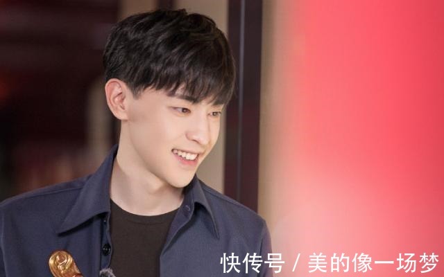 第二季|邓伦新综花絮,一双大长腿优越抢眼,按手印全方位暴露“小胖手”