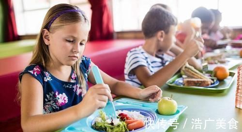 父母|孩子吃饭时有3种表现,父母一定要及时纠正,不然将来多半被嫌弃