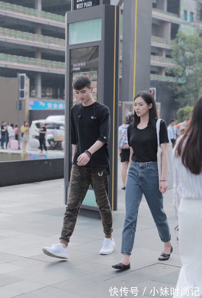 成都街拍,白衬衫搭配黑色短裤,简约大方又不失性感