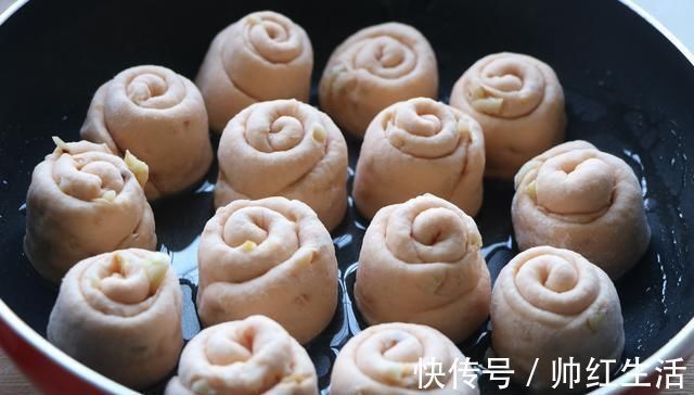 西红柿鸡蛋别炒着吃了，新吃法隔三差五就做，比馒头油条受欢迎