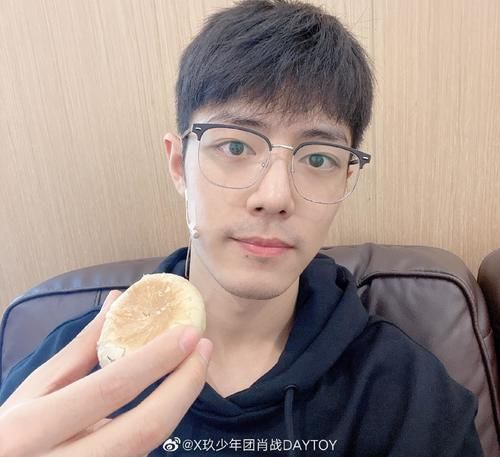 东方卫视|无缘晚会的肖战为哄粉丝，连续投放存粮，网友：把中秋当春节过？