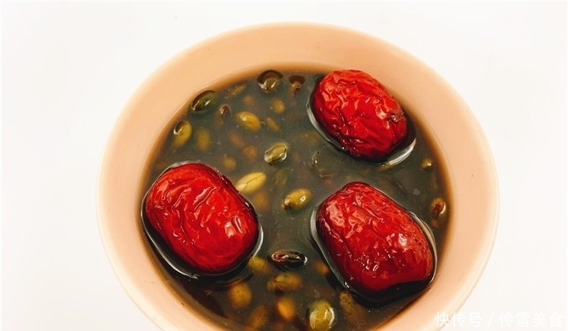 干黑豆|此物是天然黄体酮，女人多吃，补血养颜显年轻，还有很多人不清楚