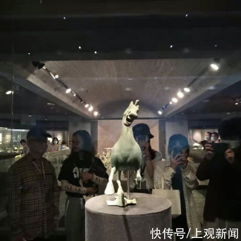 匈奴|“马踏飞燕”或改名“马踏匈奴鹰”?这件铜奔马与霍去病墓前的石雕有关