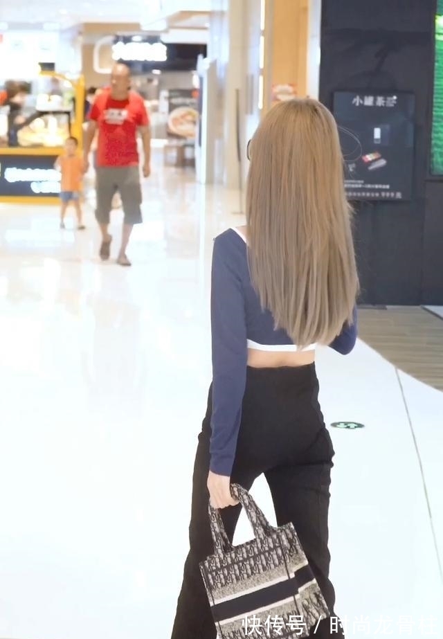 背心|短打上衣搭配黑色喇叭裤,青春靓丽,活泼可爱