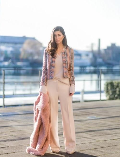 早春火了一种穿法叫:拖地裤+外套,时髦显腿长,小个子也合适