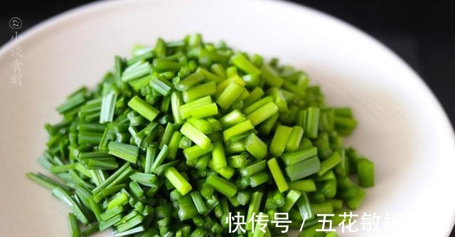 韭苔|小两口的精致晚餐，晒到朋友圈火了，网友不仅会吃，还会过日子！