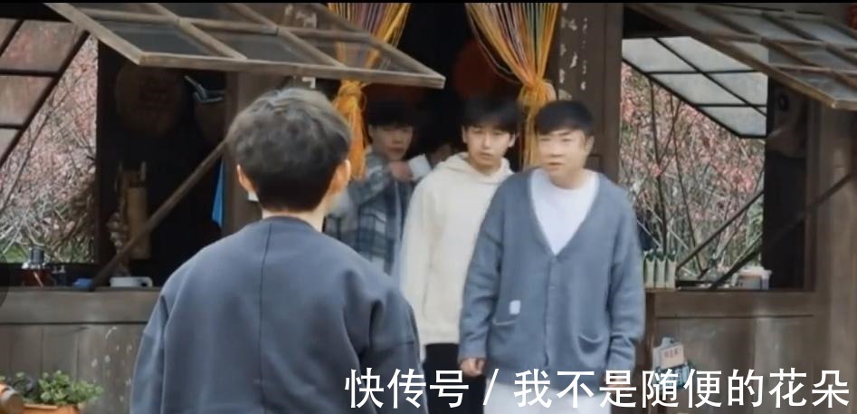 张艺兴|黄磊厨艺滑铁卢,铁桶烤鸡变黑炭鸡,杨紫一脸失望张艺兴亲自下厨