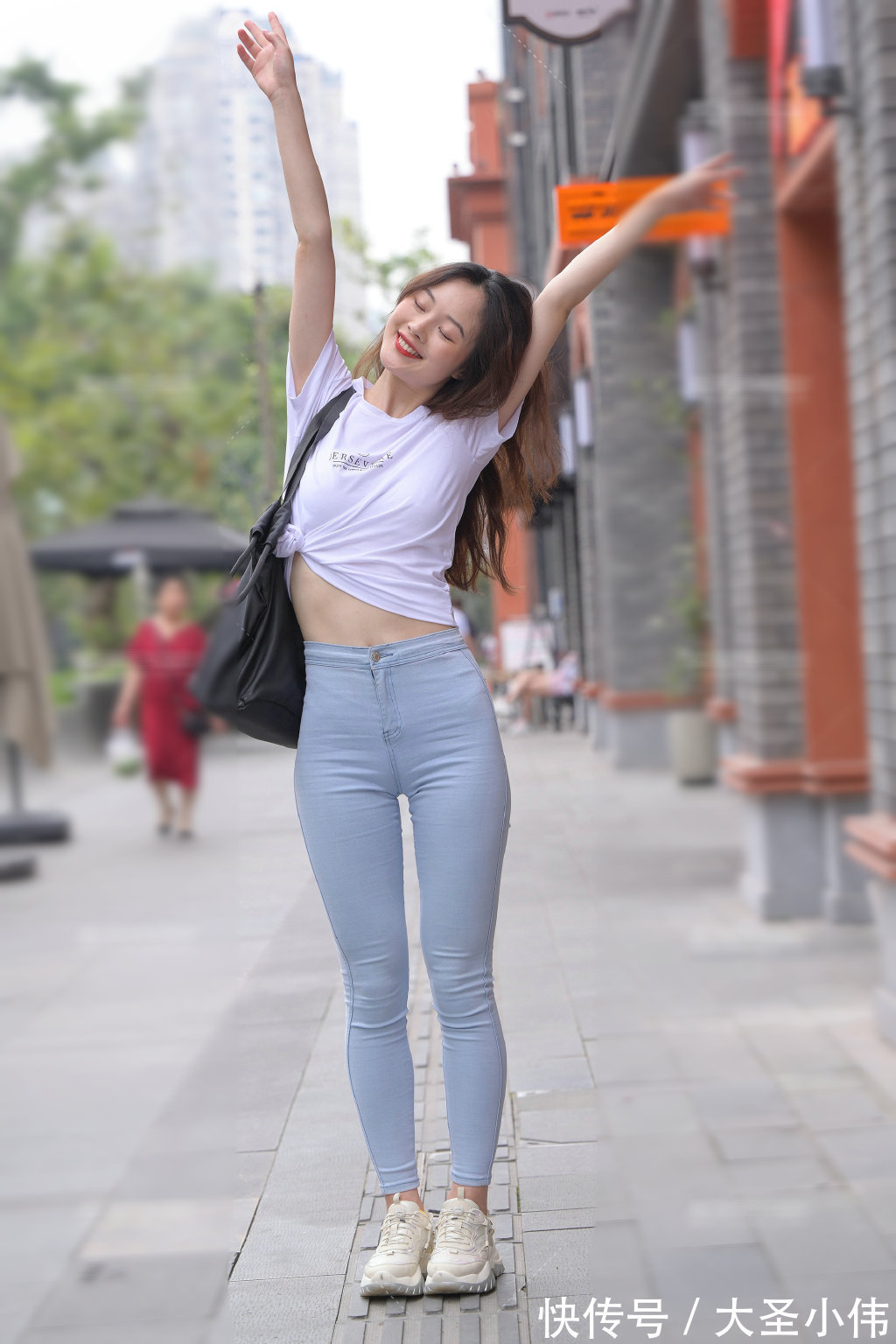 穿搭|美女街拍：美女穿搭白色衬衫上衣，搭配休闲的牛仔裤，看着也不错