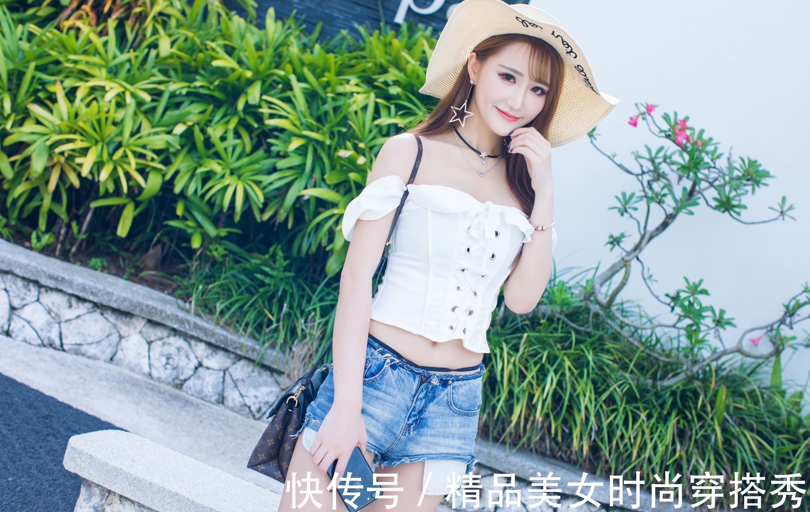 小姐姐|白色的一字肩上衣,下搭浅色的牛仔短裤,清凉有型,优雅又时尚