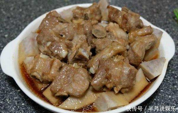 家宴最省事的一道菜,芋头排骨蒸一起,汤汁都可拌饭吃