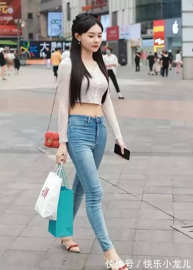 优雅 白色的小衫配蓝色牛仔裤,气质优雅又温婉,美得清新又大方