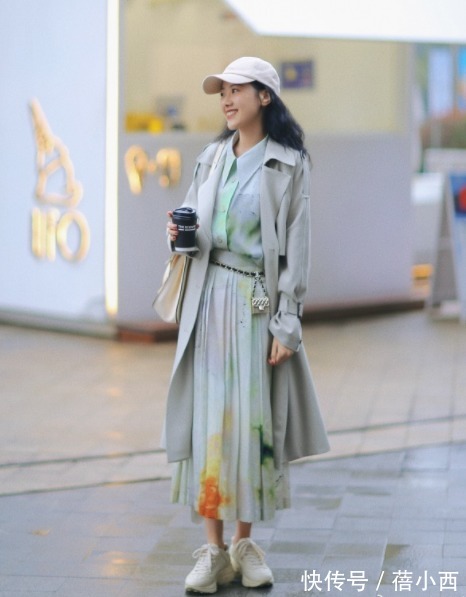 乐福鞋|秋季建议爱美女性多穿“风衣”,搭配连衣裙、半身裙,时髦又优雅