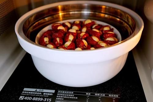  冬天多吃大枣，不用煲粥，加莲子蒸一蒸，好吃又营养