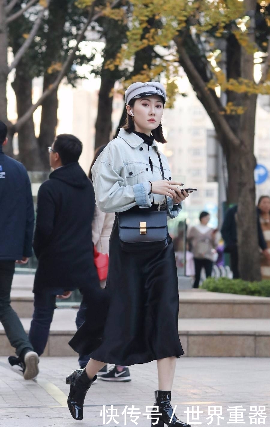 街拍:小姐姐休闲裤非常的光滑,给人一种十分高贵的感觉!