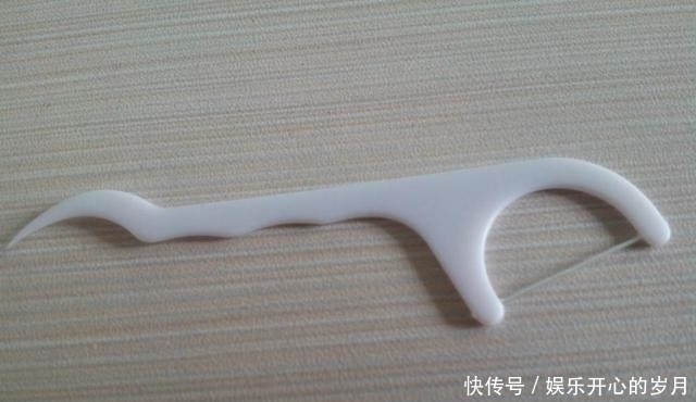 口腔|牙缝抠出黄泥，臭到让人尴尬牙医做到5点，慢慢让它消失