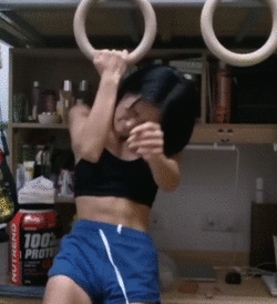 校运会|99年女生宿舍惊现8块腹肌！！3亿网友都在＂馋＂她的身子....