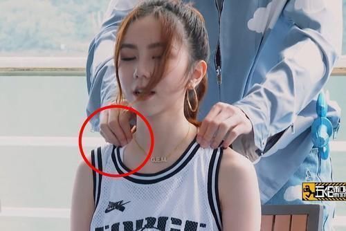 按摩|張顏齊給鄧紫棋按摩,卻把手放在她“衣服下”,網(wǎng)友:真不怕被罵