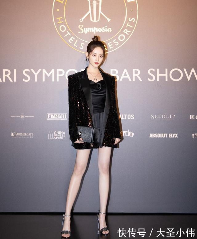 美女|美女街拍:小姐姐太美了,穿亮片外套配超短裤露出逆天长腿,丸子头俏皮洋气