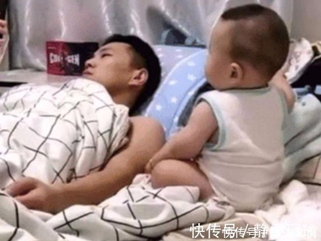 待遇|爸爸哄娃“待遇”高，被娃“伺候”得相当惬意，网友：爸爸真难带