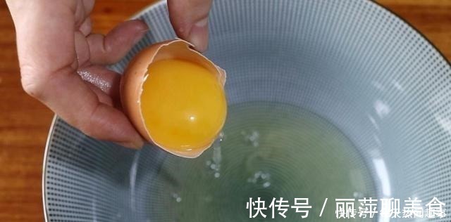 不用烤箱，不用电饭锅，这是用平底锅就能做的蛋糕卷，一次性成功