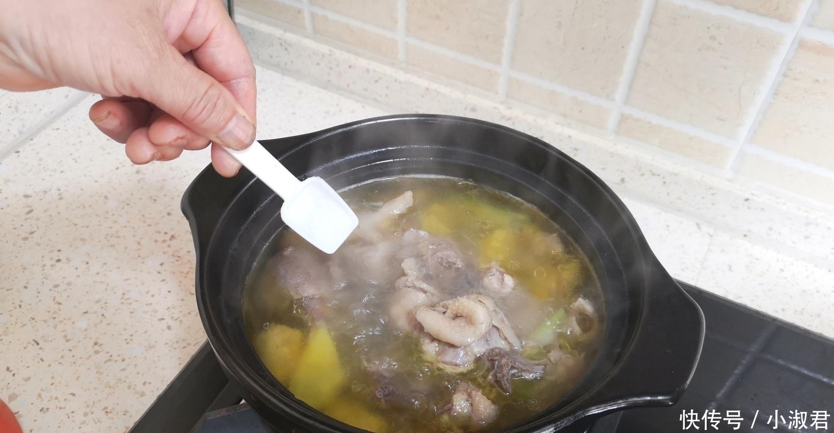 炖母鸡汤要不要先焯水,难怪做出来的鸡汤不好喝,第一步就错了