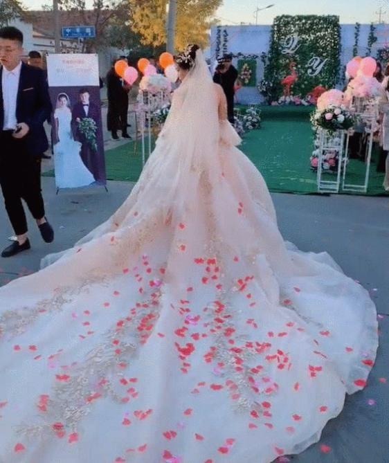 农村新娘|抖音“农村新娘”走红,穿“无痕液体婚纱”美到犯规,新郎有福了