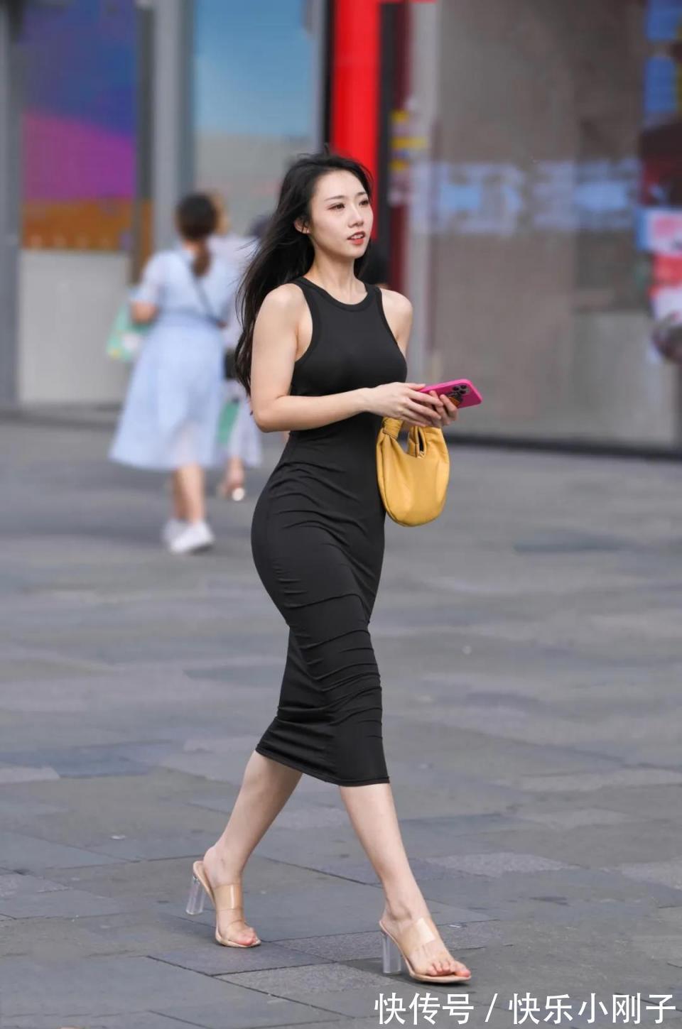 背心|小黑裙依然是夏季穿搭的首选,清凉的背心款,穿着时尚又显气质
