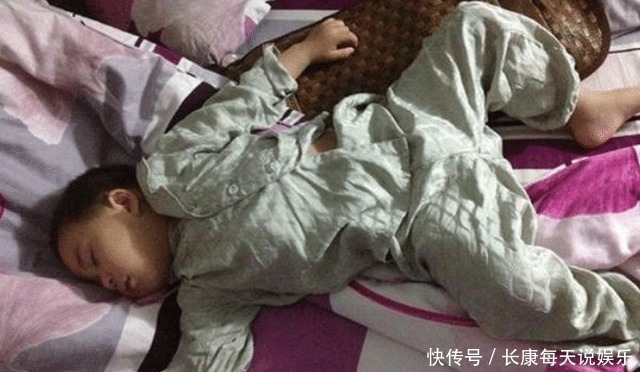 被子|宝宝睡觉总踢被子不一定是热，这些“苦衷”，多少宝妈还不知道