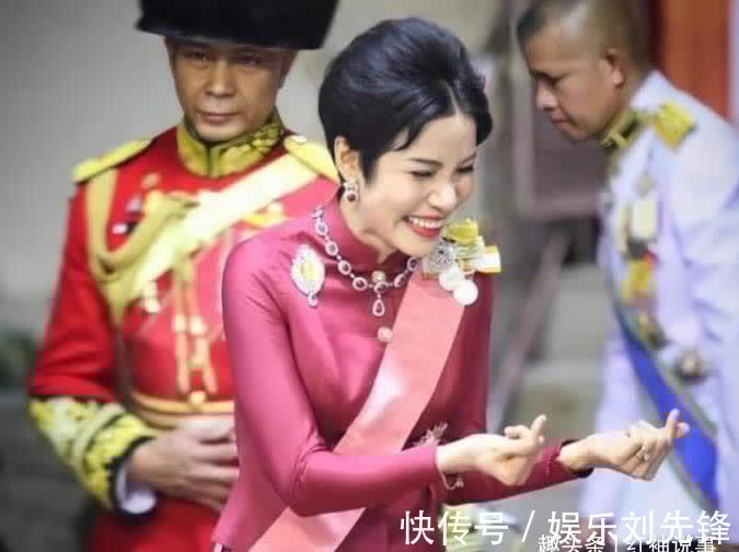 诗妮娜贵妃#诗妮娜仪容仪态减分,行屈膝礼时似“鹌鹑”,不如王后端庄大气