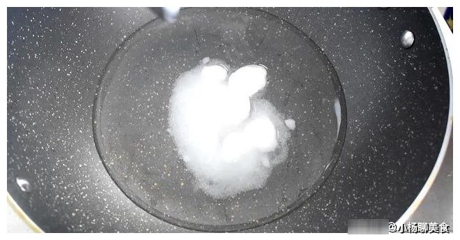 花生米里打1个鸡蛋,简单一做,拿大鱼大肉都不换,过瘾