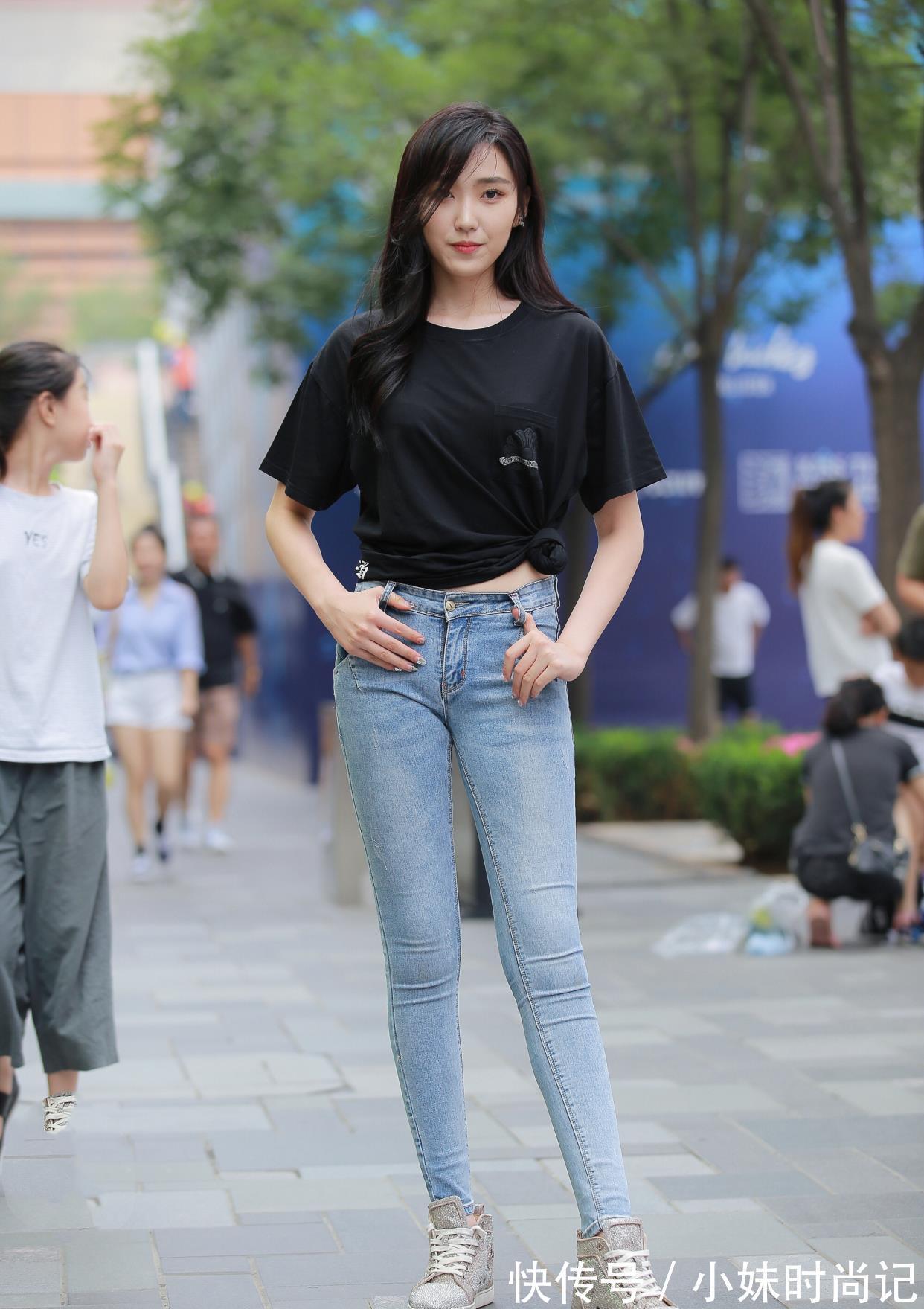 牛仔裤|时尚穿搭:黑色上衣搭配蓝色牛仔裤+板鞋