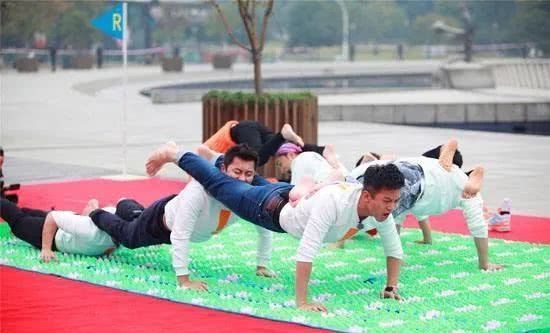 效应|过度娱乐化的综艺节目走到了“十字路口”,轮到观众教他们做人了