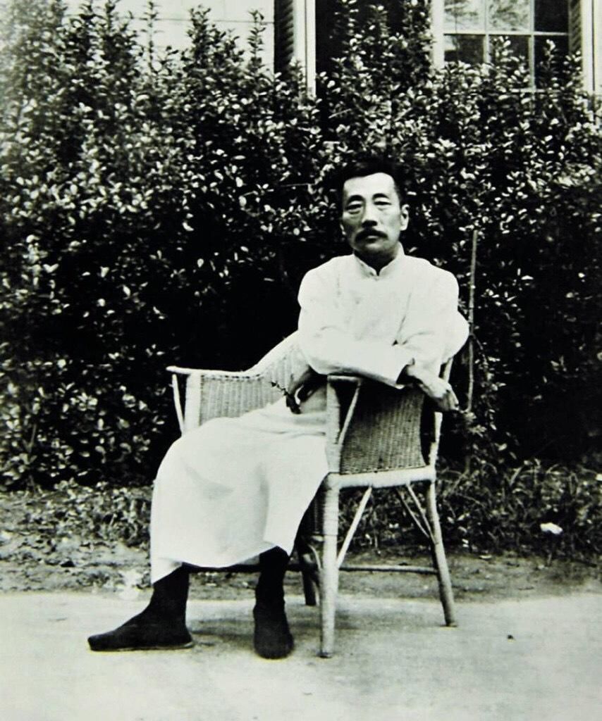 人到中年,再读鲁迅的《朝花夕拾》,才知道什么叫顶天立地